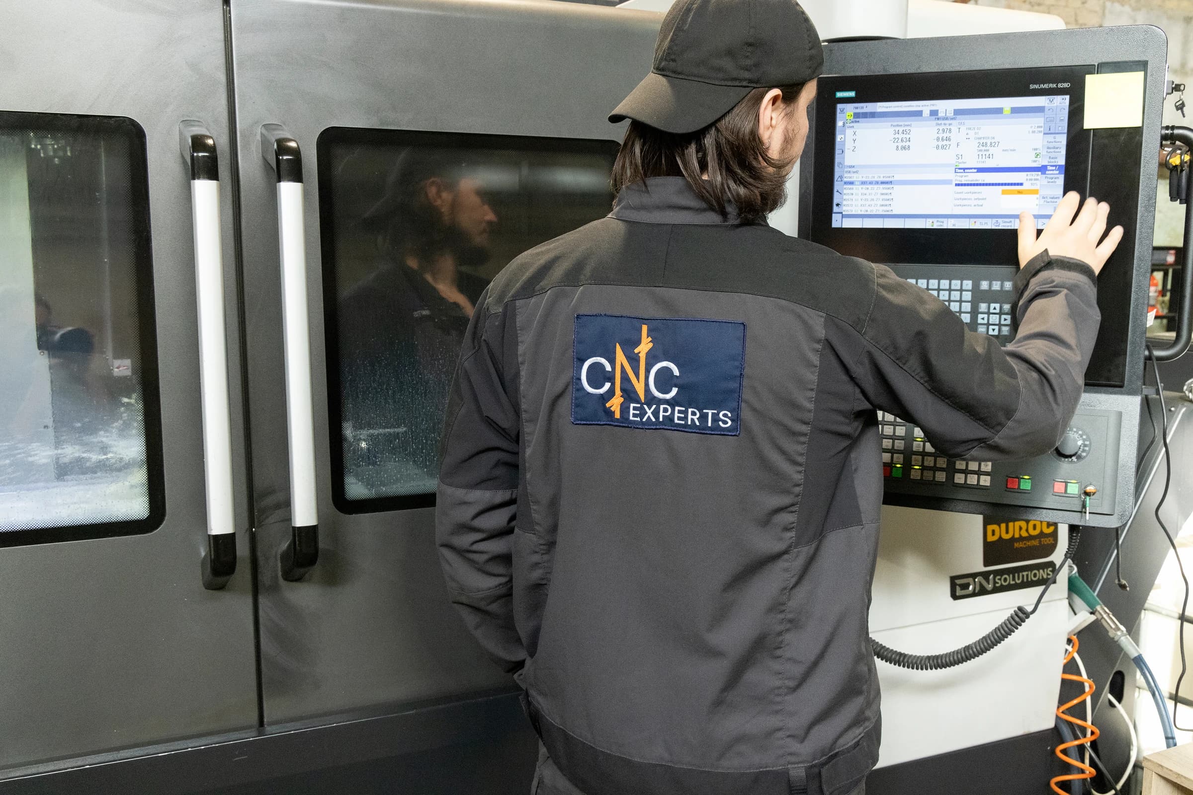 CNC Experts operators pie darbgalda vadības paneļa